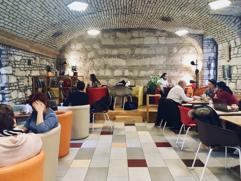 budapest-laptop-cafe-adna